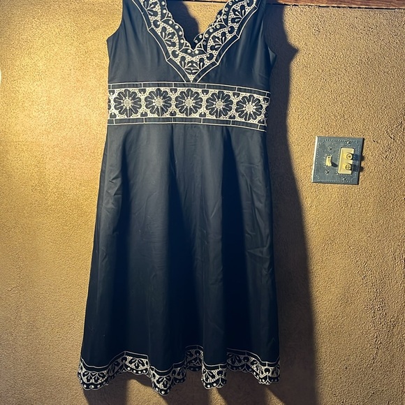 Black embroidered Ann Taylor dress - Picture 3 of 7